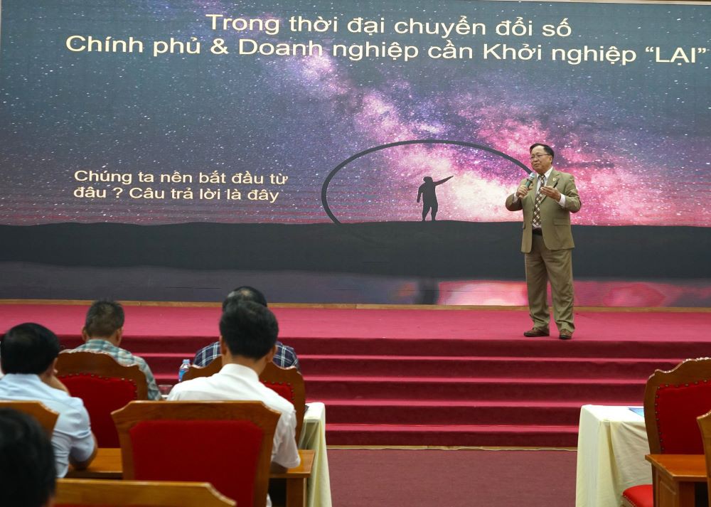 GS. H&agrave; T&ocirc;n Vinh tại buổi thuyết tr&igrave;nh - Ảnh: L.T